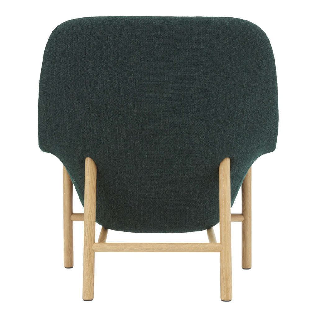 Fauteuil de salon contemporain à dossier haut et tapissé, avec silhouette organique drapée et pieds en chêne pour le salon