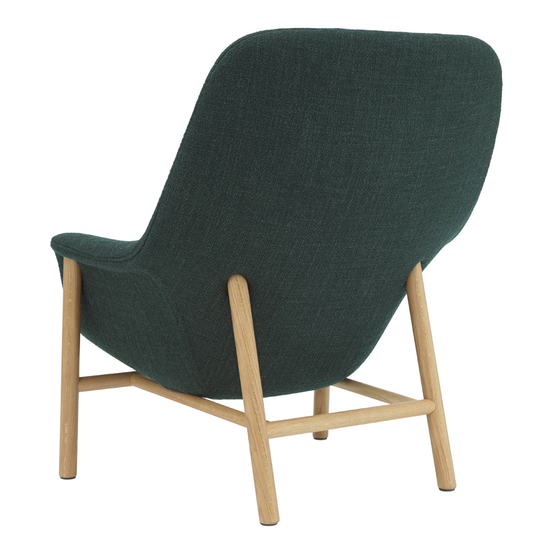Fauteuil de salon contemporain à dossier haut et tapissé, avec silhouette organique drapée et pieds en chêne pour le salon