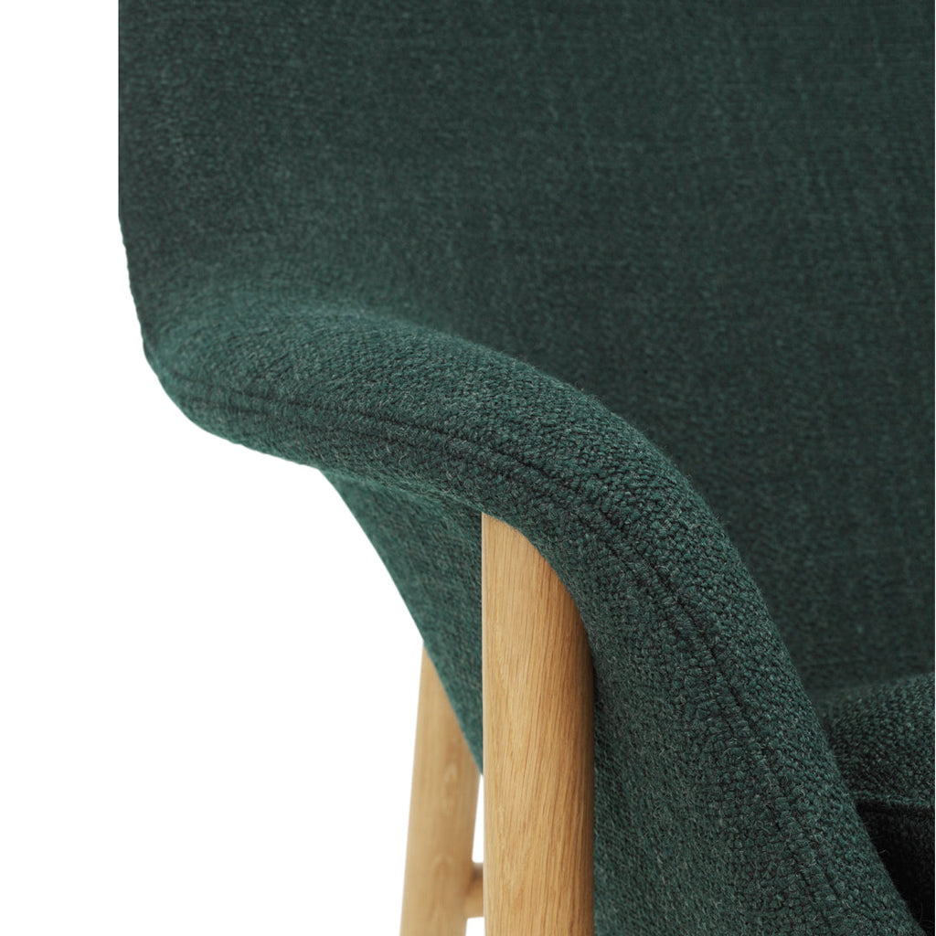 Fauteuil de salon contemporain à dossier haut et tapissé, avec silhouette organique drapée et pieds en chêne pour le salon
