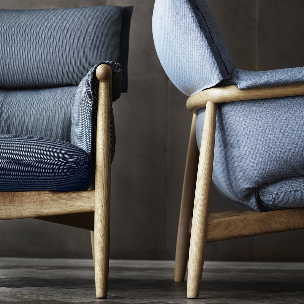 Fauteuil de salon scandinave en bois massif avec coussin triple pliant pour le dossier et l'accoudoir, pour le salon