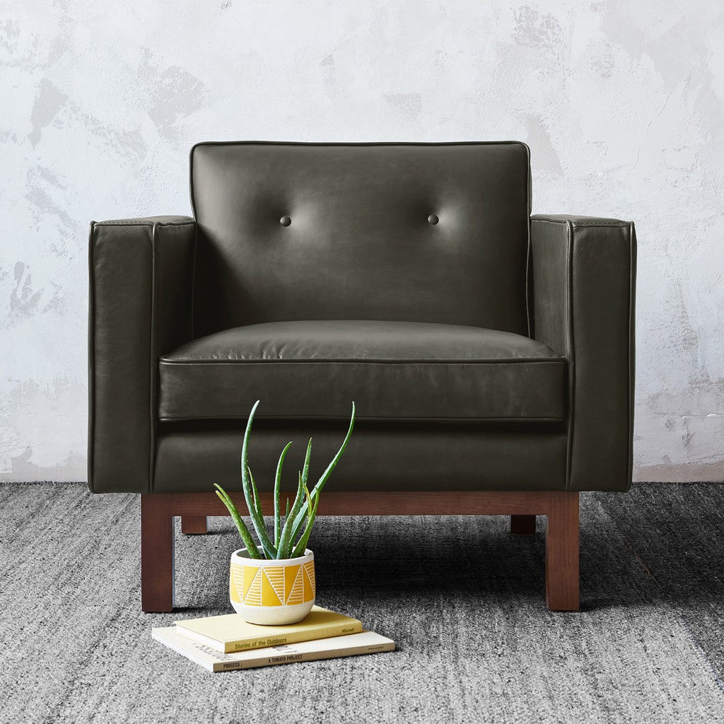 Fauteuil de salon vintage en cuir du milieu du siècle avec assise capitonnée garnie de plumes pour le salon
