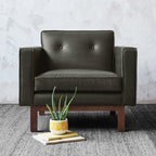 Fauteuil de salon vintage en cuir du milieu du siècle avec assise capitonnée garnie de plumes pour le salon