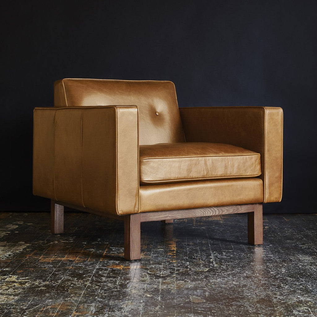 Fauteuil de salon vintage en cuir du milieu du siècle avec assise capitonnée garnie de plumes pour le salon