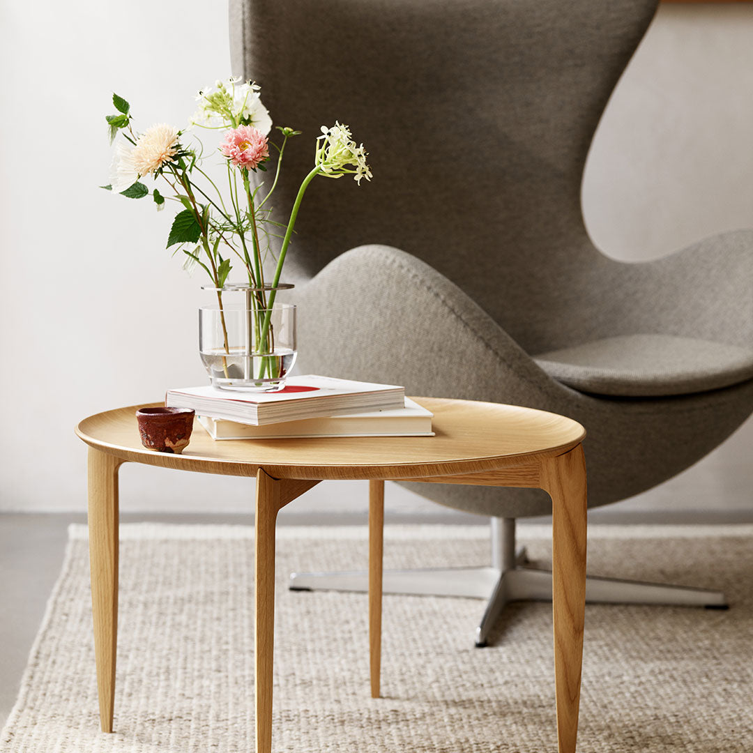 Table d'appoint pliante scandinave en placage moulé avec profil fin élégant pour salon