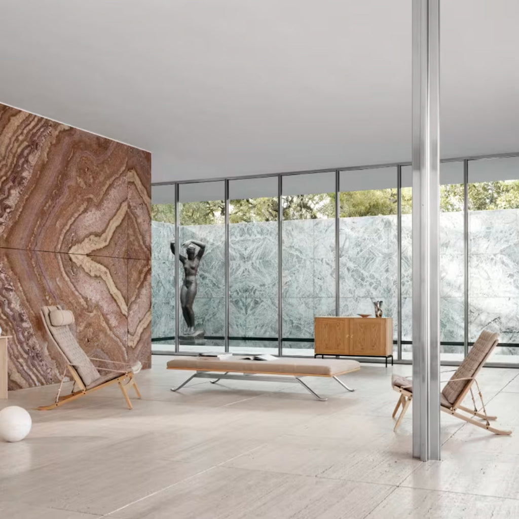 Fauteuil de salon scandinave en chêne massif et toile de lin avec dossier pliable et ferrures en laiton pour salon