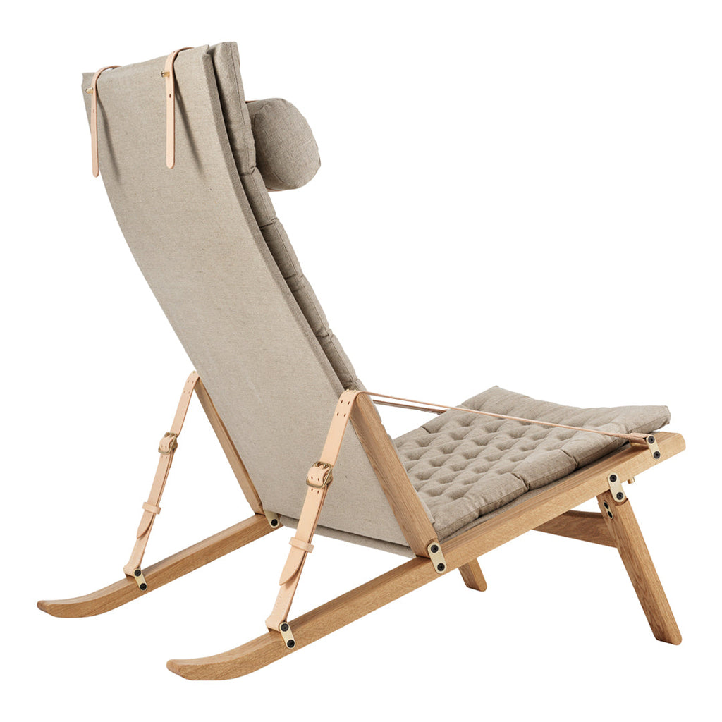 Fauteuil de salon scandinave en chêne massif et toile de lin avec dossier pliable et ferrures en laiton pour salon