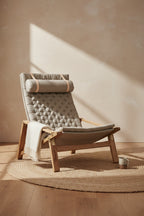 Fauteuil de salon scandinave en chêne massif et toile de lin avec dossier pliable et ferrures en laiton pour salon
