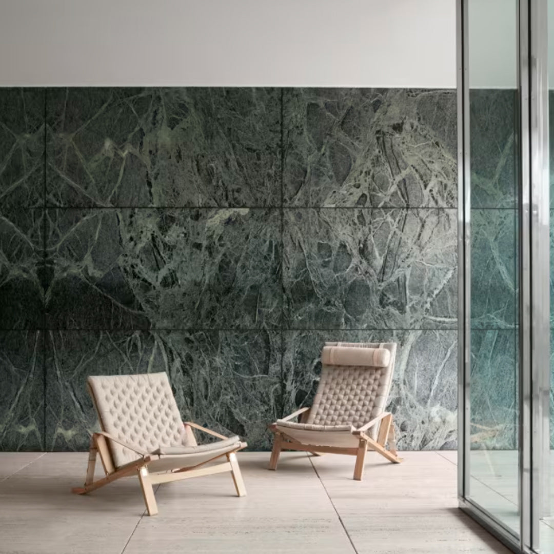 Fauteuil de salon scandinave en chêne massif et toile de lin avec dossier pliable et ferrures en laiton pour salon
