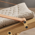Fauteuil de salon scandinave en chêne massif et toile de lin avec dossier pliable et ferrures en laiton pour salon