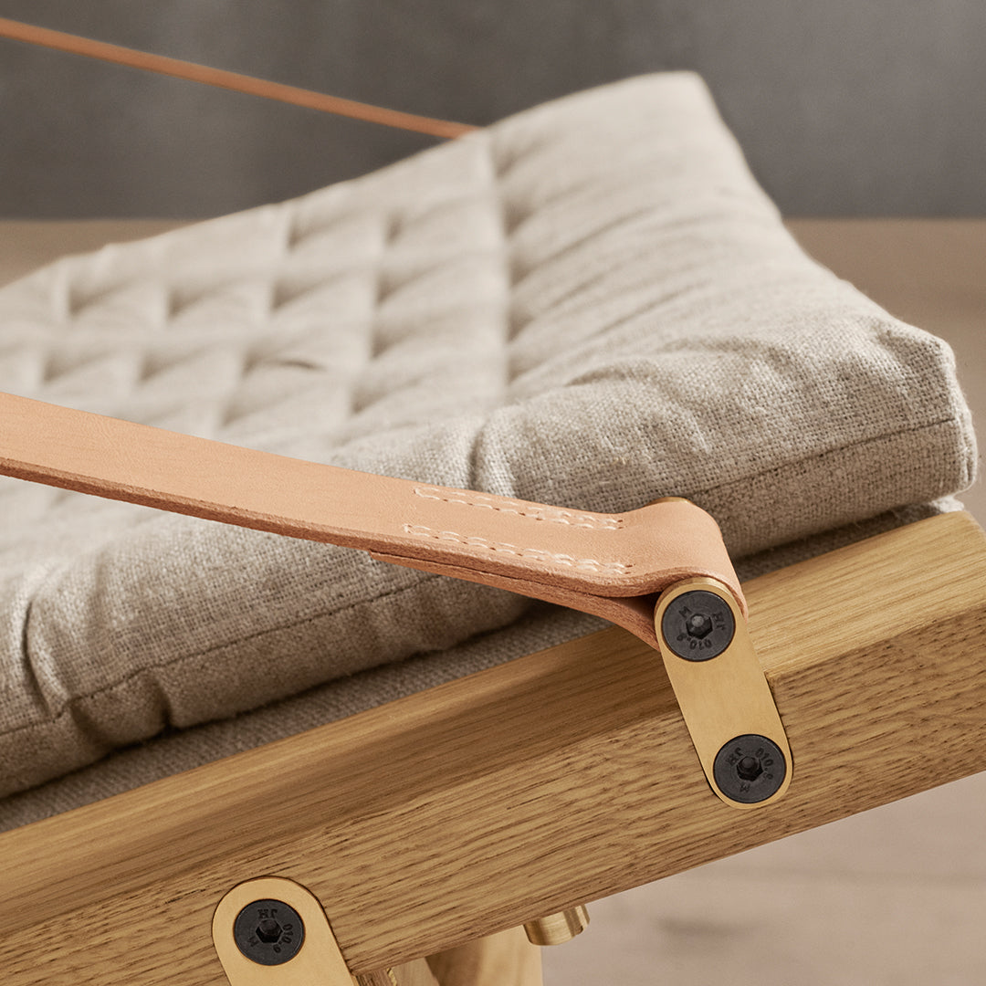 Fauteuil de salon scandinave en chêne massif et toile de lin avec dossier pliable et ferrures en laiton pour salon