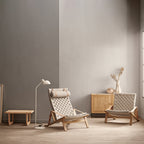 Fauteuil de salon scandinave en chêne massif et toile de lin avec dossier pliable et ferrures en laiton pour salon