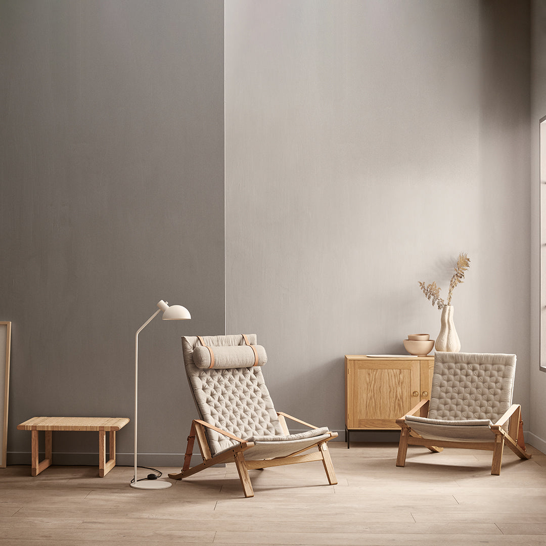 Fauteuil de salon scandinave en chêne massif et toile de lin avec dossier pliable et ferrures en laiton pour salon