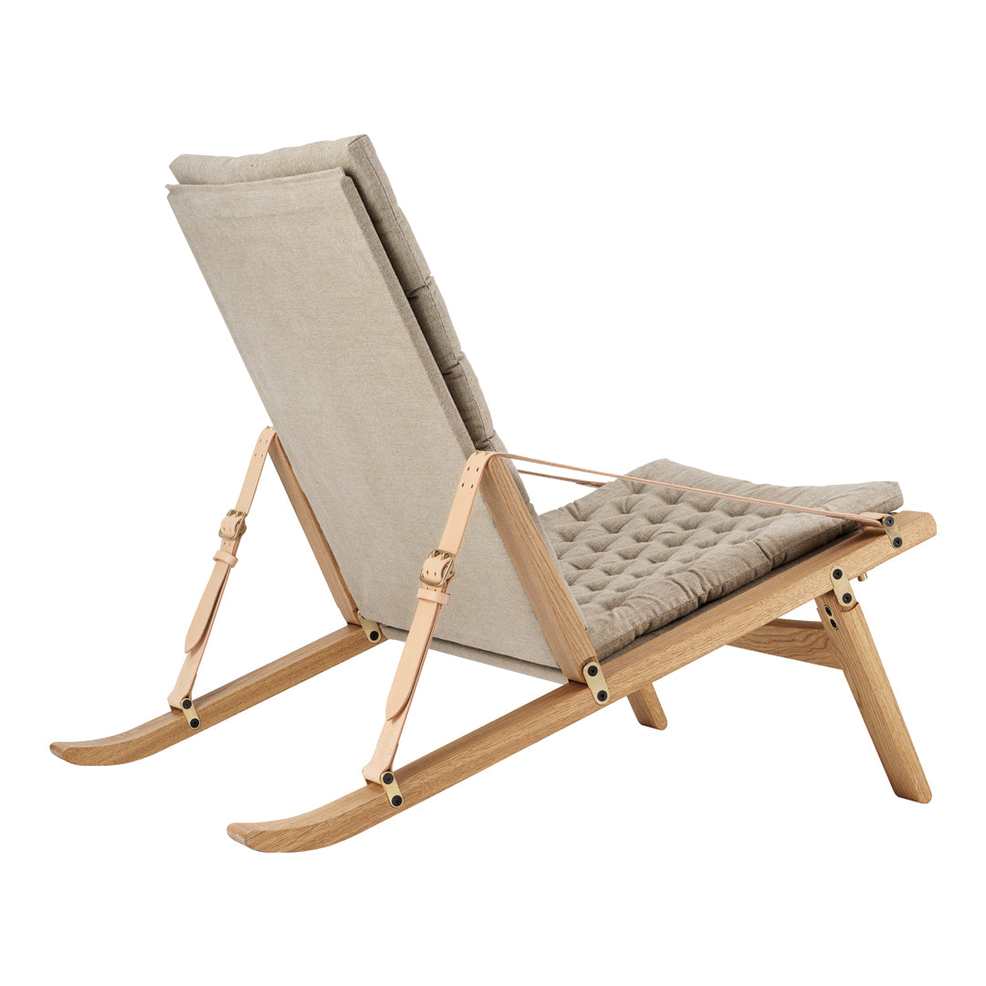 Fauteuil de salon scandinave en chêne massif et toile de lin avec dossier pliable et ferrures en laiton pour salon