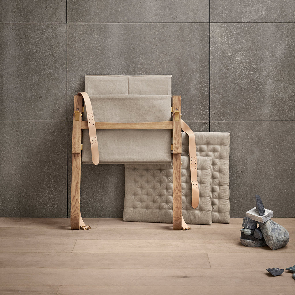 Fauteuil de salon scandinave en chêne massif et toile de lin avec dossier pliable et ferrures en laiton pour salon