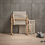 Fauteuil de salon scandinave en chêne massif et toile de lin avec dossier pliable et ferrures en laiton pour salon