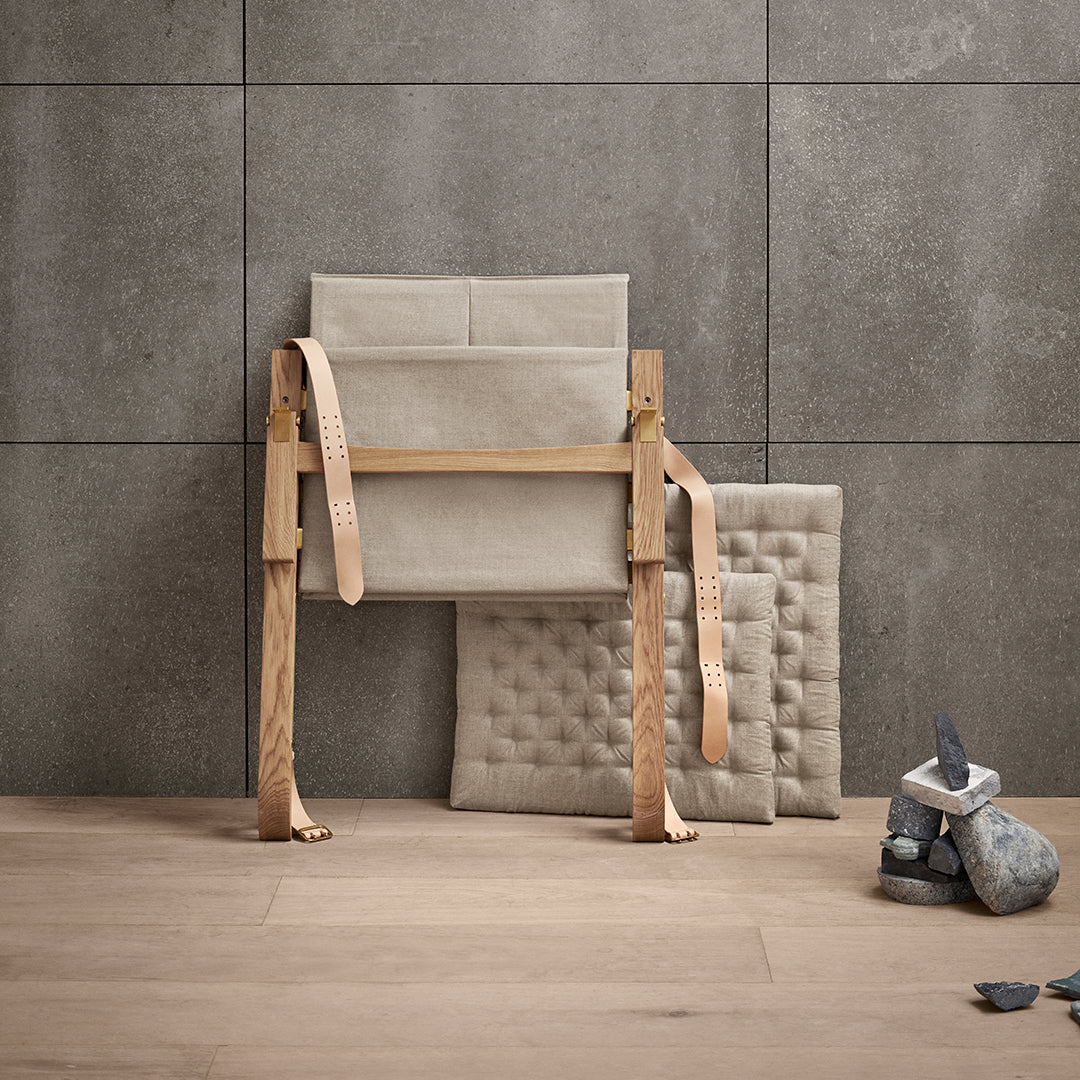 Fauteuil de salon scandinave en chêne massif et toile de lin avec dossier pliable et ferrures en laiton pour salon