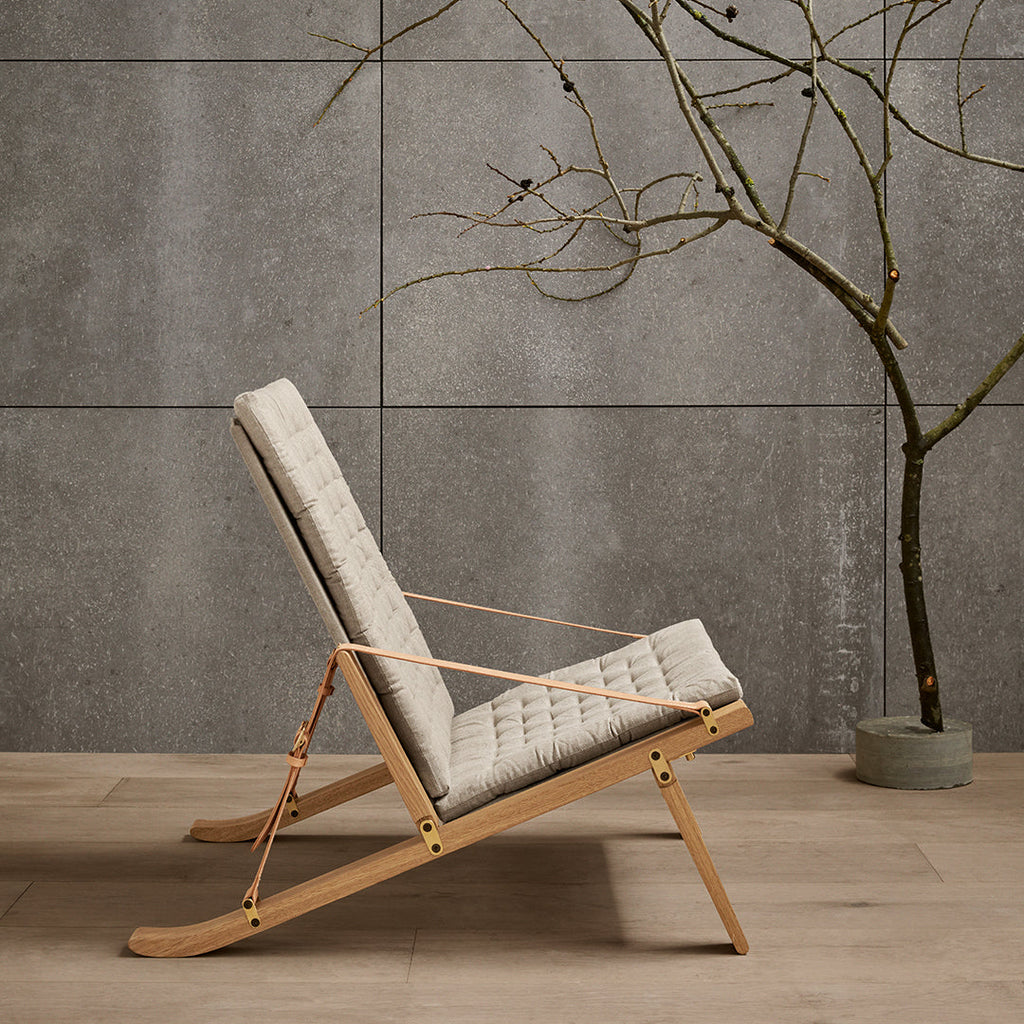 Fauteuil de salon scandinave en chêne massif et toile de lin avec dossier pliable et ferrures en laiton pour salon