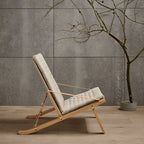 Fauteuil de salon scandinave en chêne massif et toile de lin avec dossier pliable et ferrures en laiton pour salon
