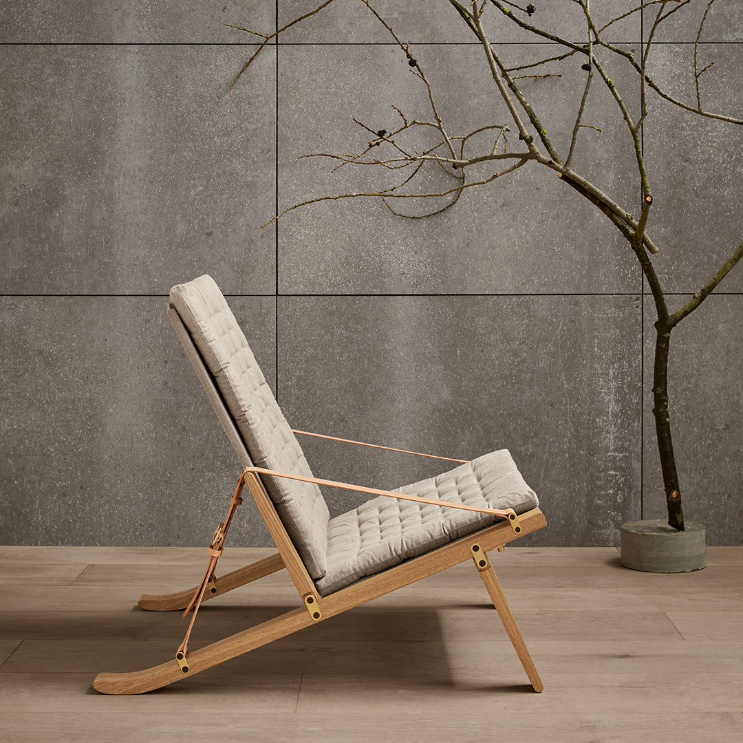 Fauteuil de salon scandinave en chêne massif et toile de lin avec dossier pliable et ferrures en laiton pour salon