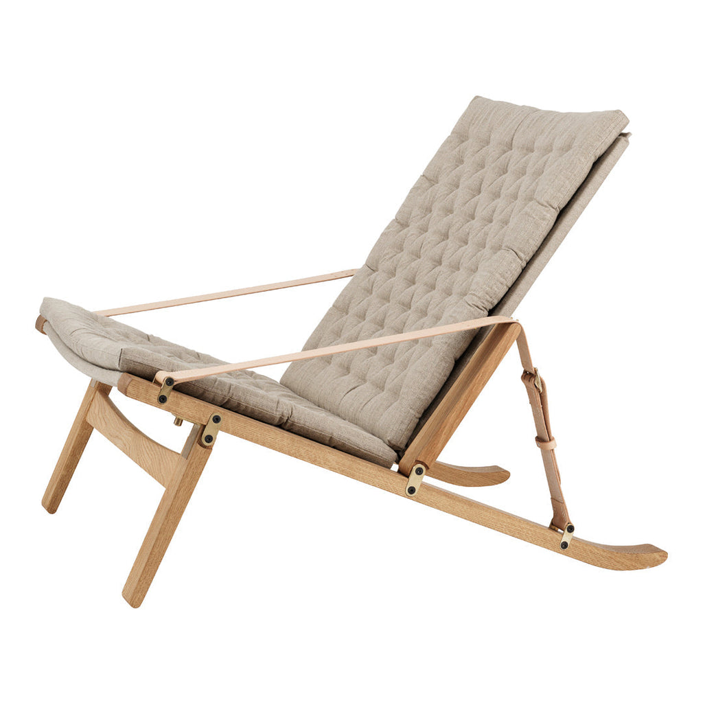Fauteuil de salon scandinave en chêne massif et toile de lin avec dossier pliable et ferrures en laiton pour salon