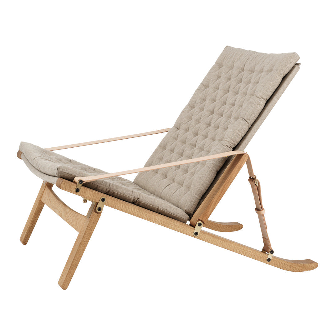 Fauteuil de salon scandinave en chêne massif et toile de lin avec dossier pliable et ferrures en laiton pour salon