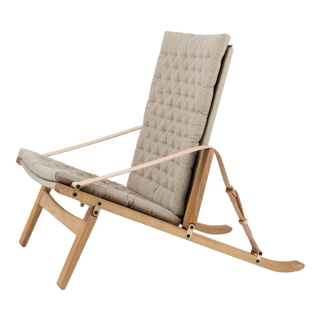 Fauteuil de salon scandinave en chêne massif et toile de lin avec dossier pliable et ferrures en laiton pour salon