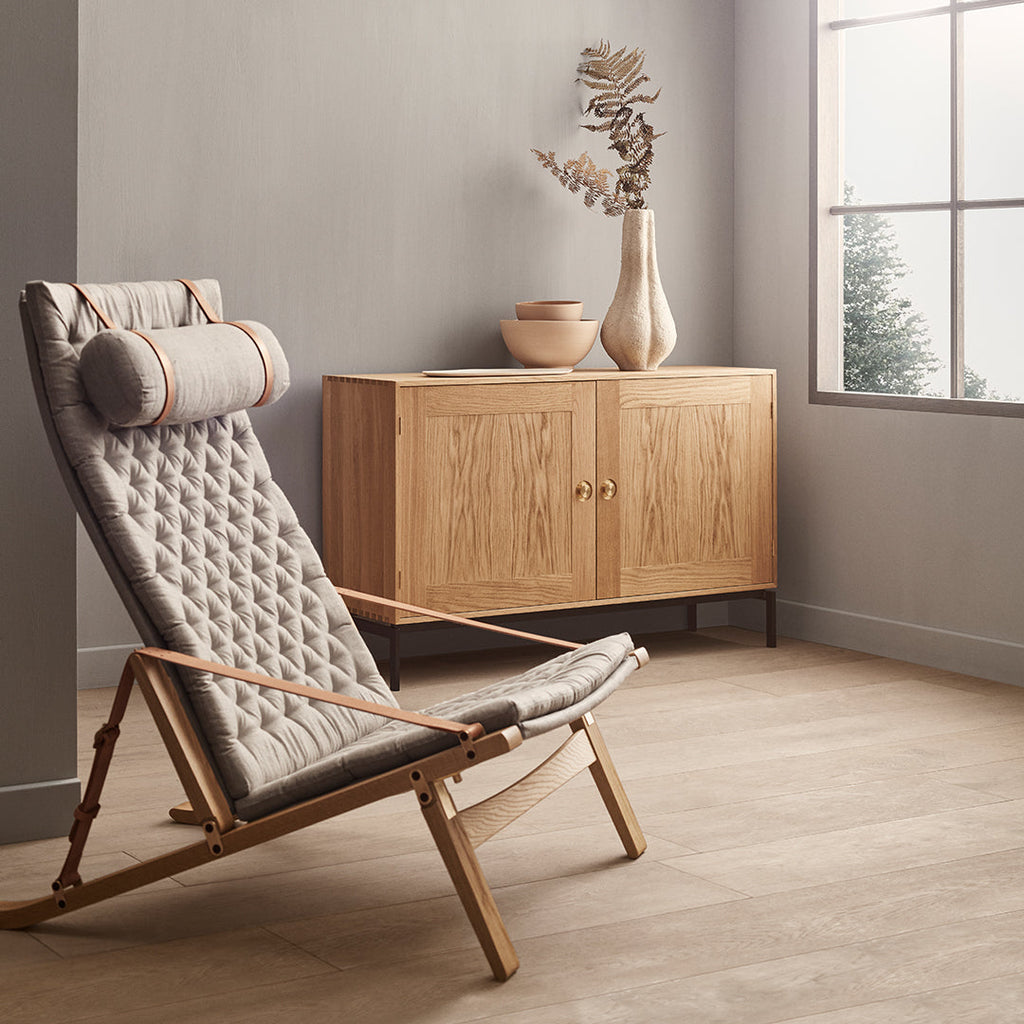 Fauteuil de salon scandinave en chêne massif et toile de lin avec dossier pliable et ferrures en laiton pour salon