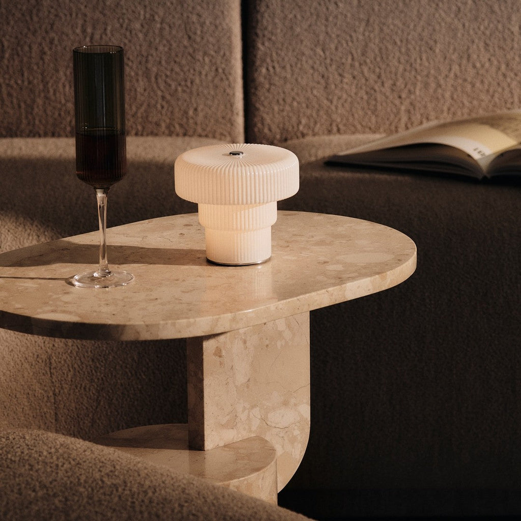 Table d'appoint contemporaine en frêne massif avec plateau ovale flottant et base cylindrique géométrique pour salon