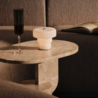 Table d'appoint contemporaine en frêne massif avec plateau ovale flottant et base cylindrique géométrique pour salon