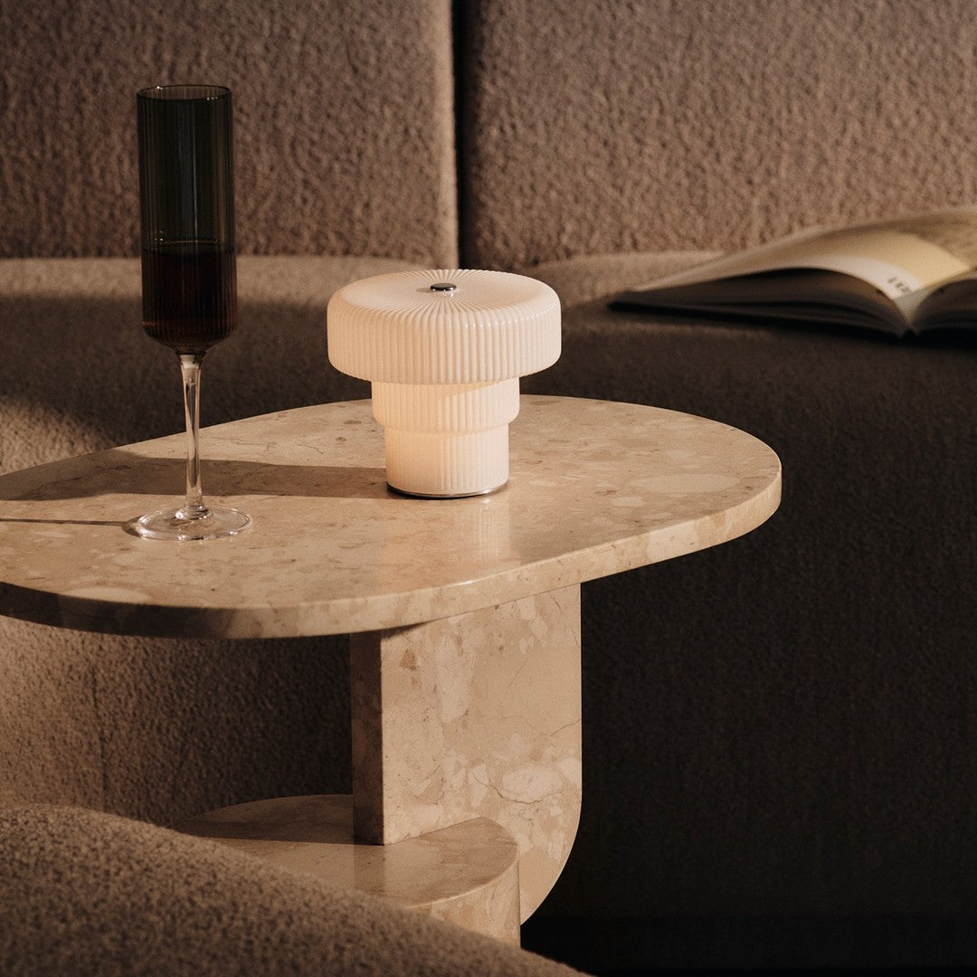 Table d'appoint contemporaine en frêne massif avec plateau ovale flottant et base cylindrique géométrique pour salon