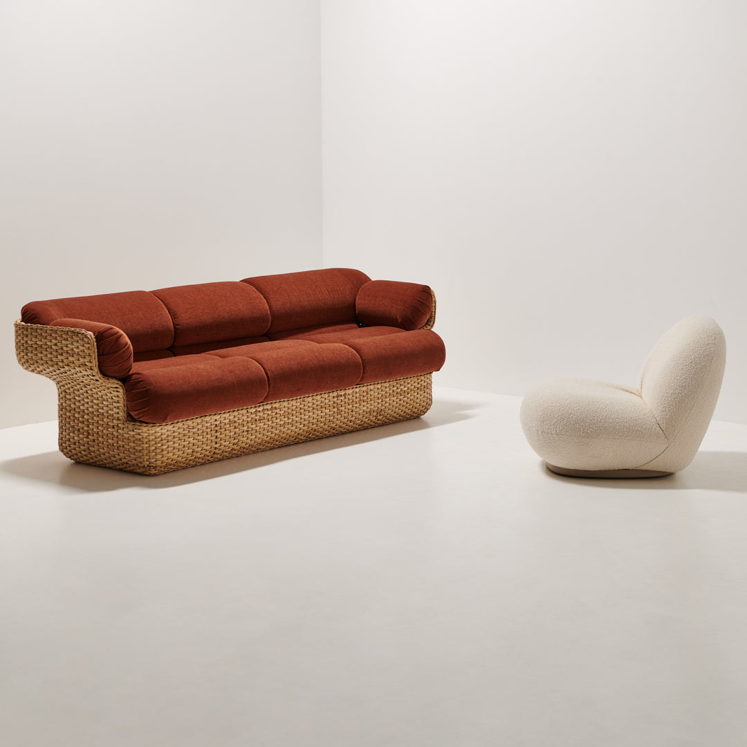 Fauteuil lounge moderne français entièrement tapissé avec forme de nuage flottant de faible hauteur pour salon