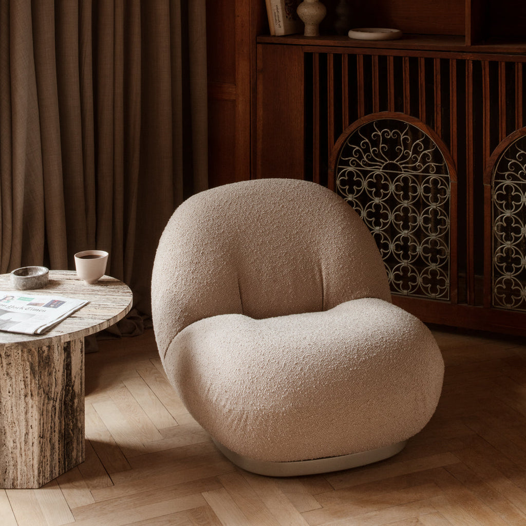 Fauteuil lounge moderne français entièrement tapissé avec forme de nuage flottant de faible hauteur pour salon