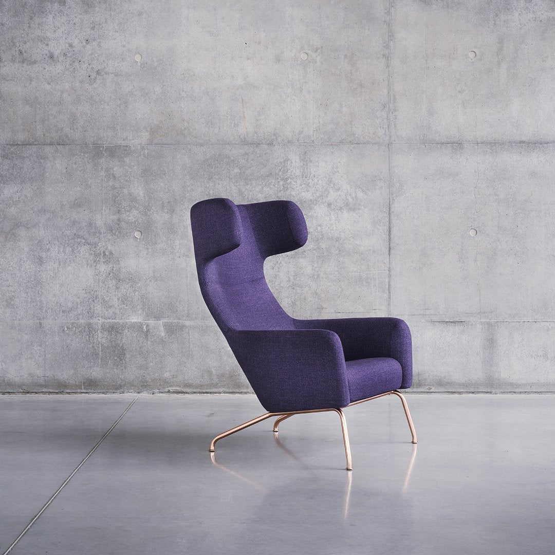 Fauteuil lounge ailé moderne rembourré avec silhouette dynamique arrondie pour salon