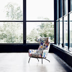 Fauteuil lounge ailé moderne rembourré avec silhouette dynamique arrondie pour salon