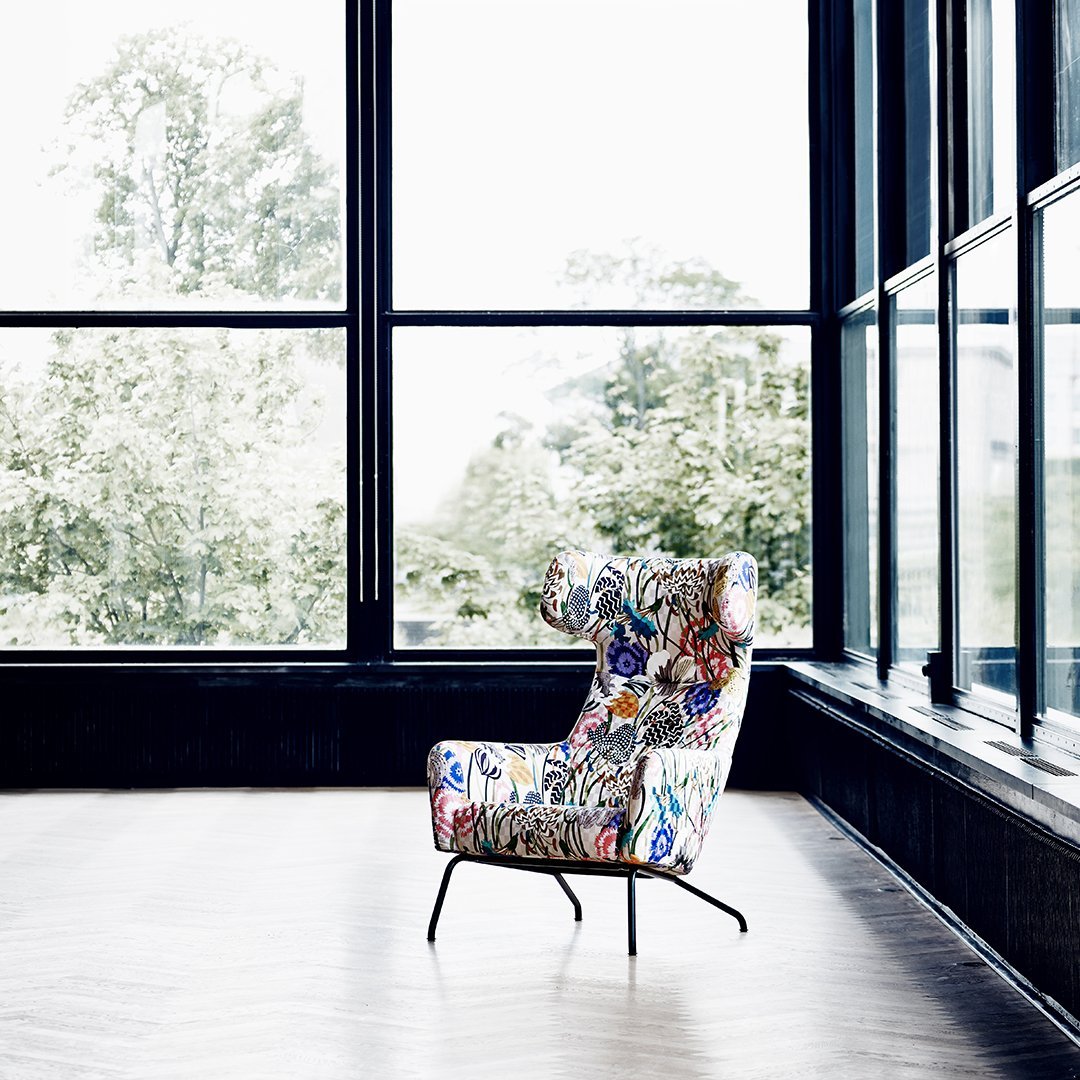 Fauteuil lounge ailé moderne rembourré avec silhouette dynamique arrondie pour salon