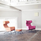 Fauteuil lounge ailé moderne rembourré avec silhouette dynamique arrondie pour salon