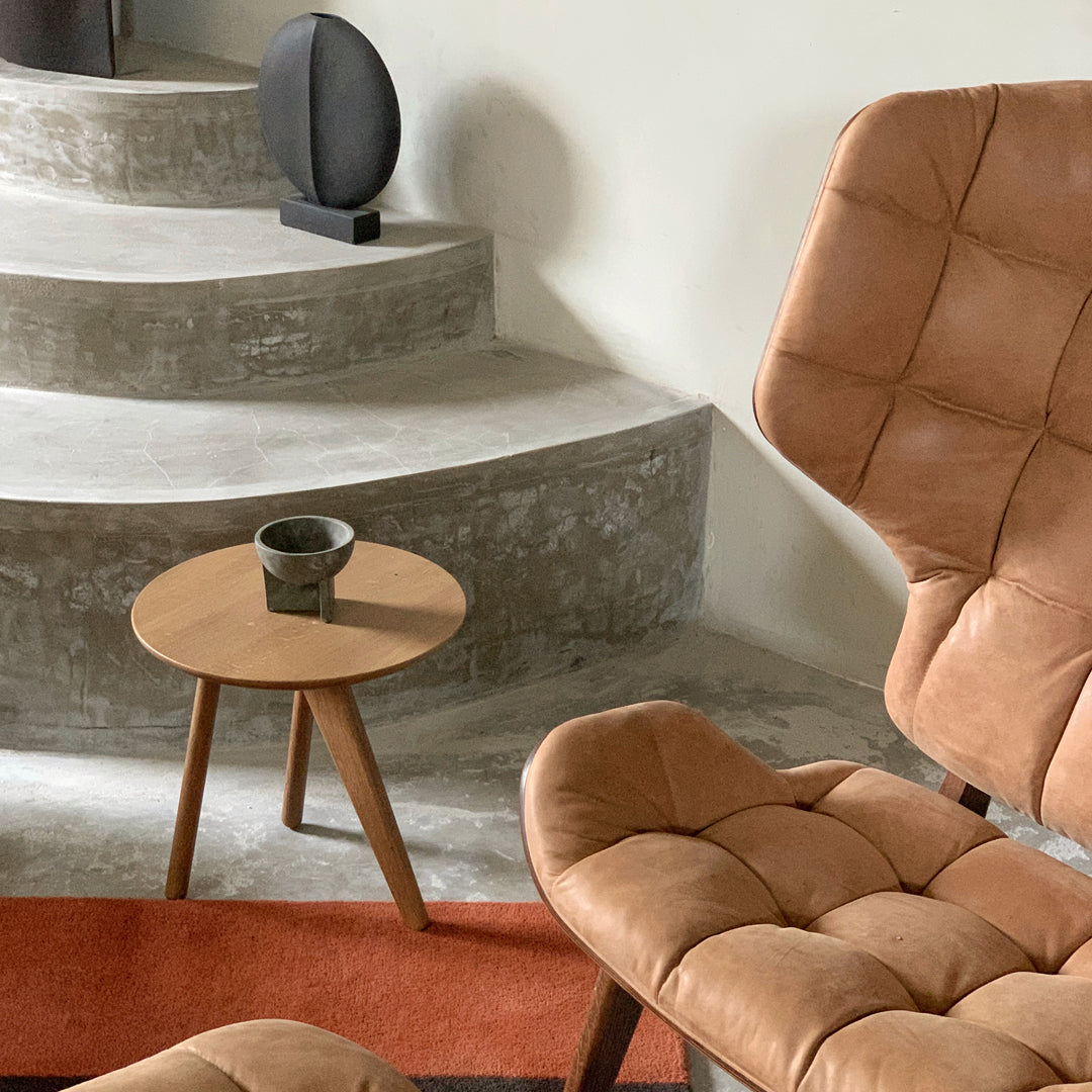 Table d'appoint minimaliste en chêne massif avec pied en forme d'ailette et plateau en placage ultrafin pour salon