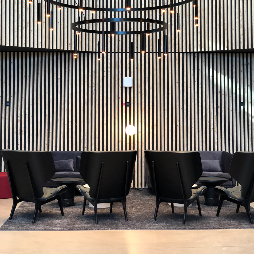 Fauteuil scandinave à haut dossier en chêne massif et placage stratifié pour salon