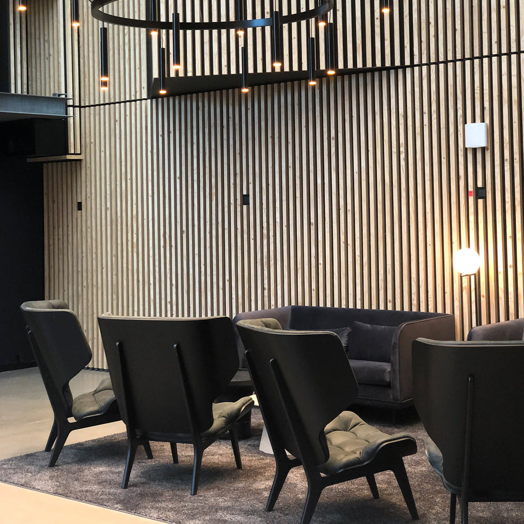 Fauteuil scandinave à haut dossier en chêne massif et placage stratifié pour salon