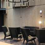 Fauteuil scandinave à haut dossier en chêne massif et placage stratifié pour salon