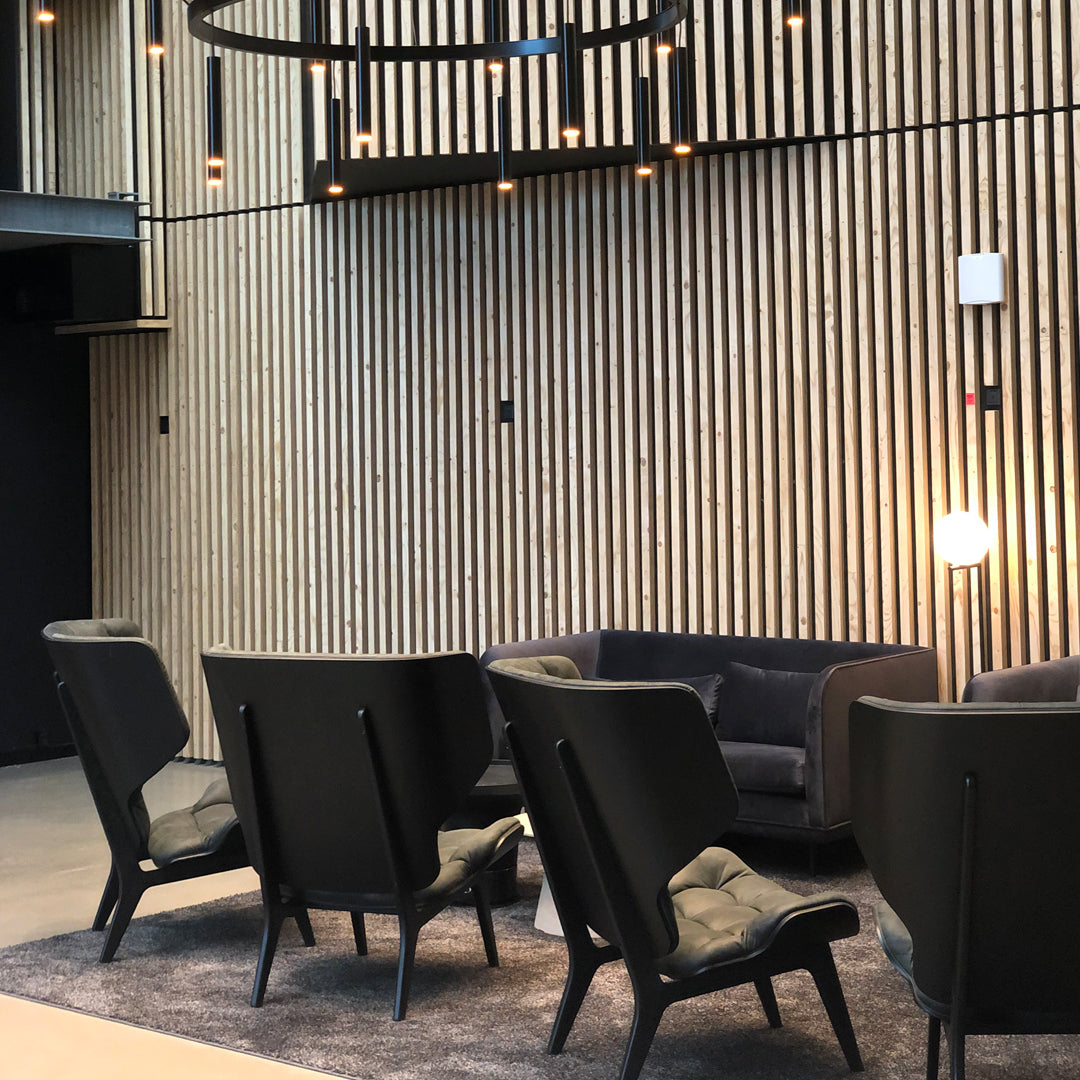 Fauteuil scandinave à haut dossier en chêne massif et placage stratifié pour salon