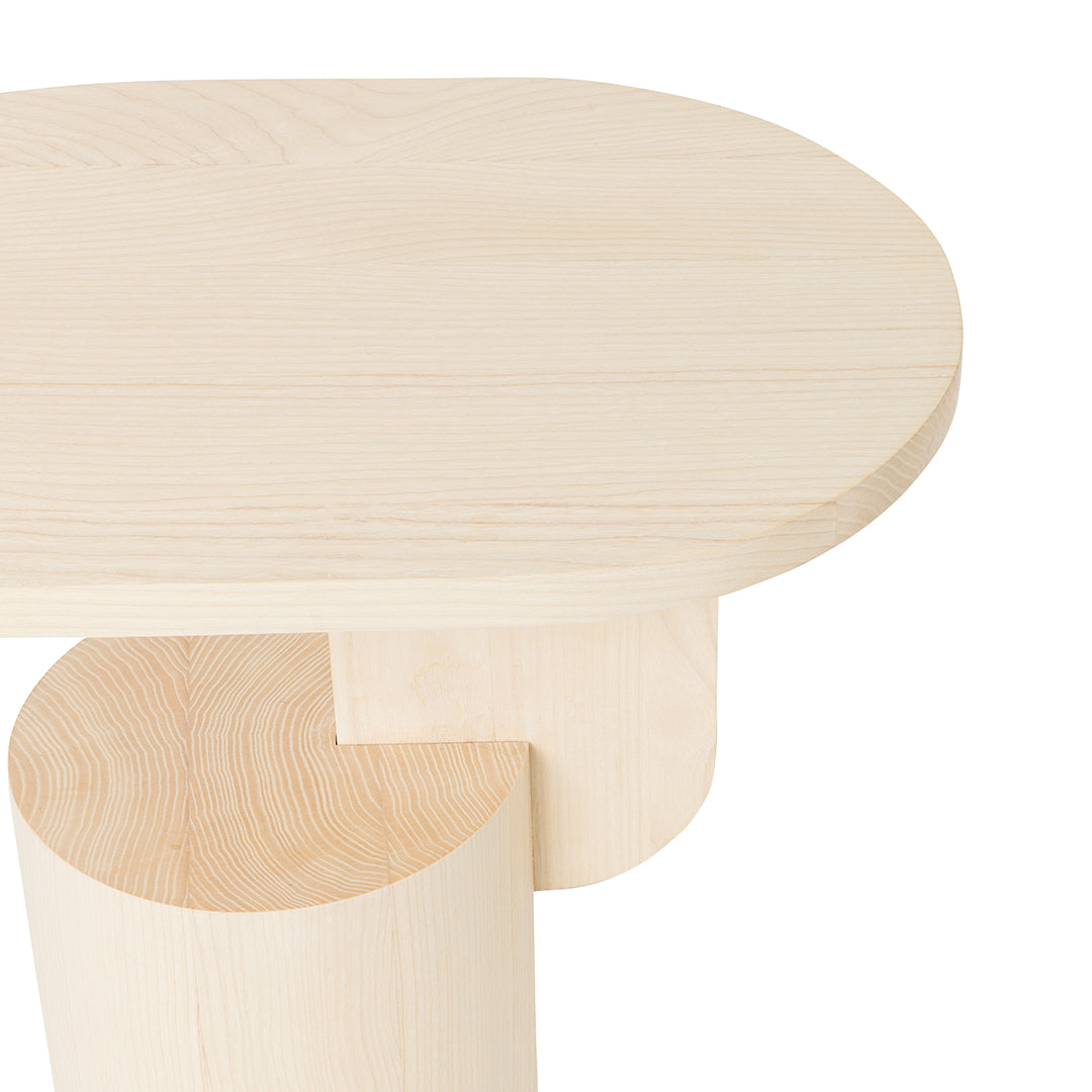 Table d'appoint contemporaine en frêne massif avec plateau ovale flottant et base cylindrique géométrique pour salon