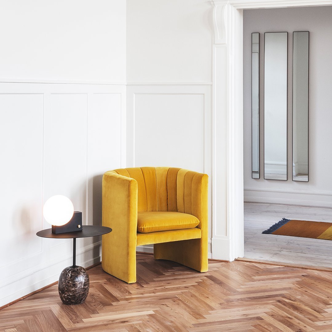Table d'appoint contemporaine en marbre et acier avec piètement sculptural en forme de sucette inversée pour salon ou chambre à coucher