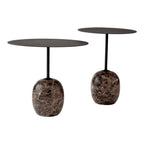 Table d'appoint contemporaine en marbre et acier avec piètement sculptural en forme de sucette inversée pour salon ou chambre à coucher