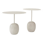 Table d'appoint contemporaine en marbre et acier avec piètement sculptural en forme de sucette inversée pour salon ou chambre à coucher