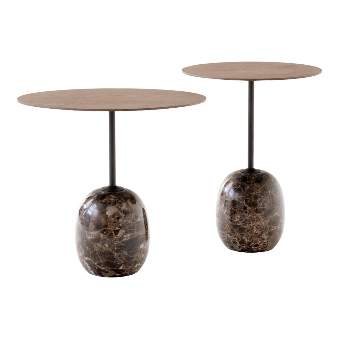 Table d'appoint contemporaine en marbre et acier avec piètement sculptural en forme de sucette inversée pour salon ou chambre à coucher