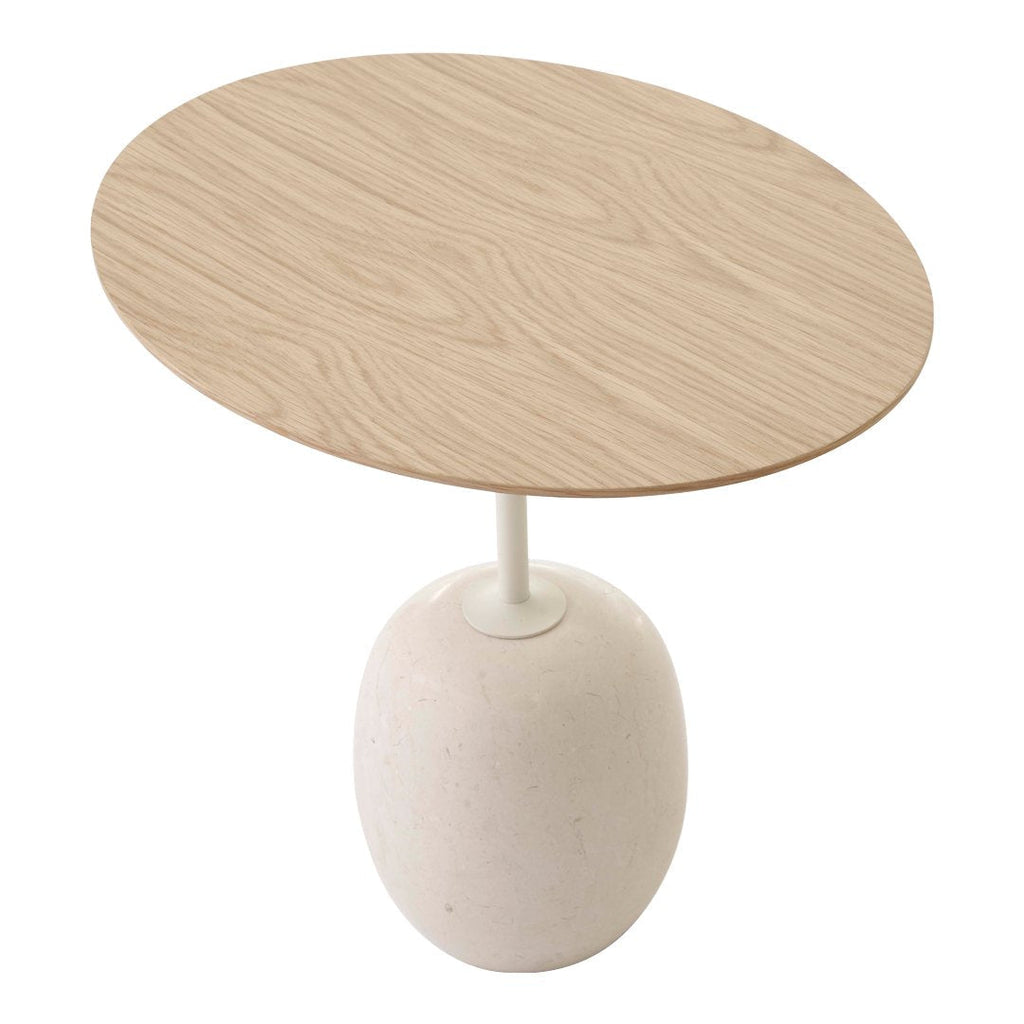 Table d'appoint contemporaine en marbre et acier avec piètement sculptural en forme de sucette inversée pour salon ou chambre à coucher