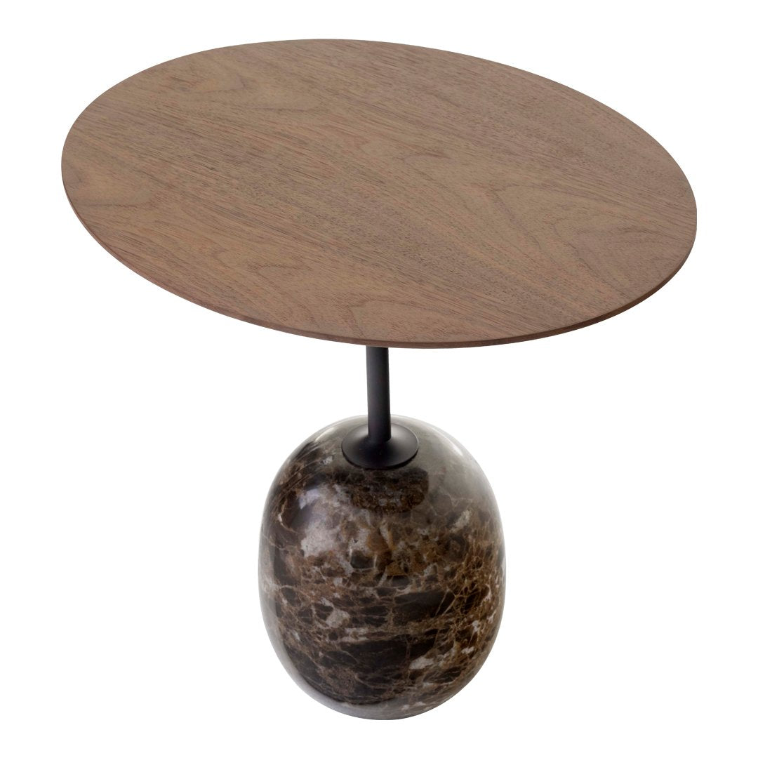 Table d'appoint contemporaine en marbre et acier avec piètement sculptural en forme de sucette inversée pour salon ou chambre à coucher