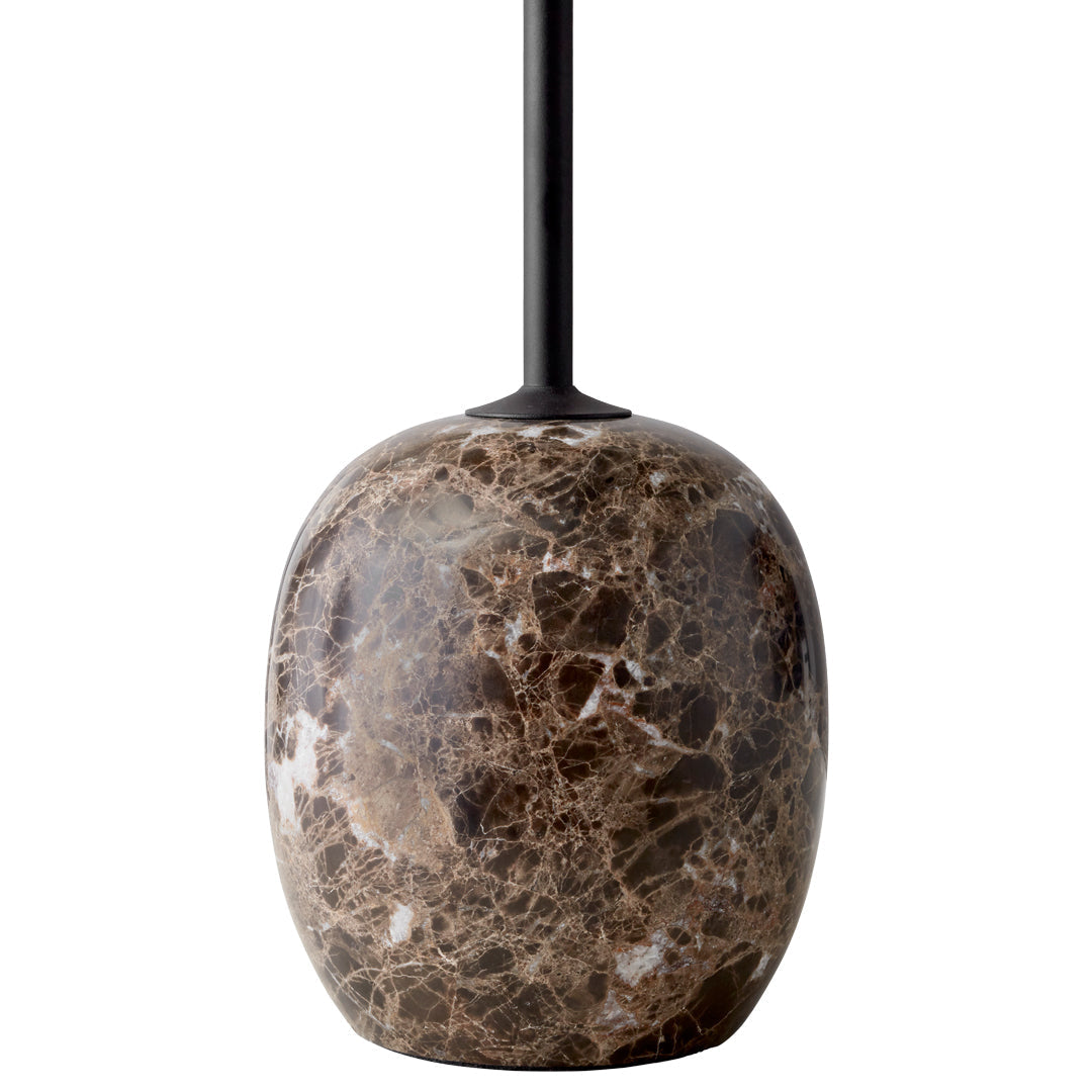 Table d'appoint contemporaine en marbre et acier avec piètement sculptural en forme de sucette inversée pour salon ou chambre à coucher