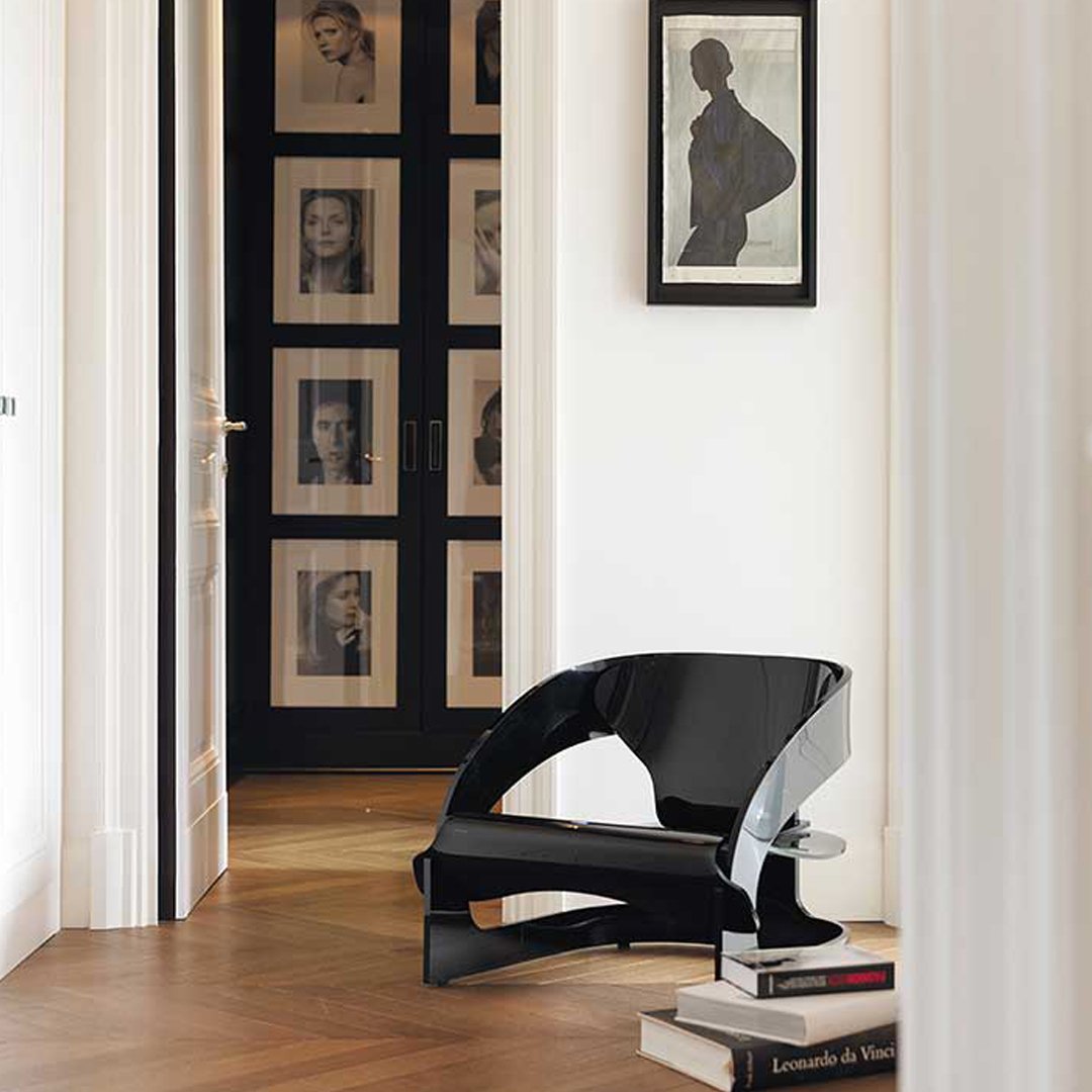 Fauteuil de salon rétro en bois des années 60 avec des lignes courbes sinueuses pour le salon